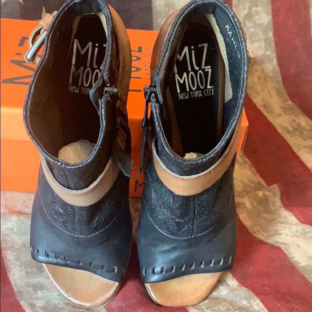 🖤Miz Mooz Black Tooled  Leather Wedge Booties🖤 - Picture 6 of 8